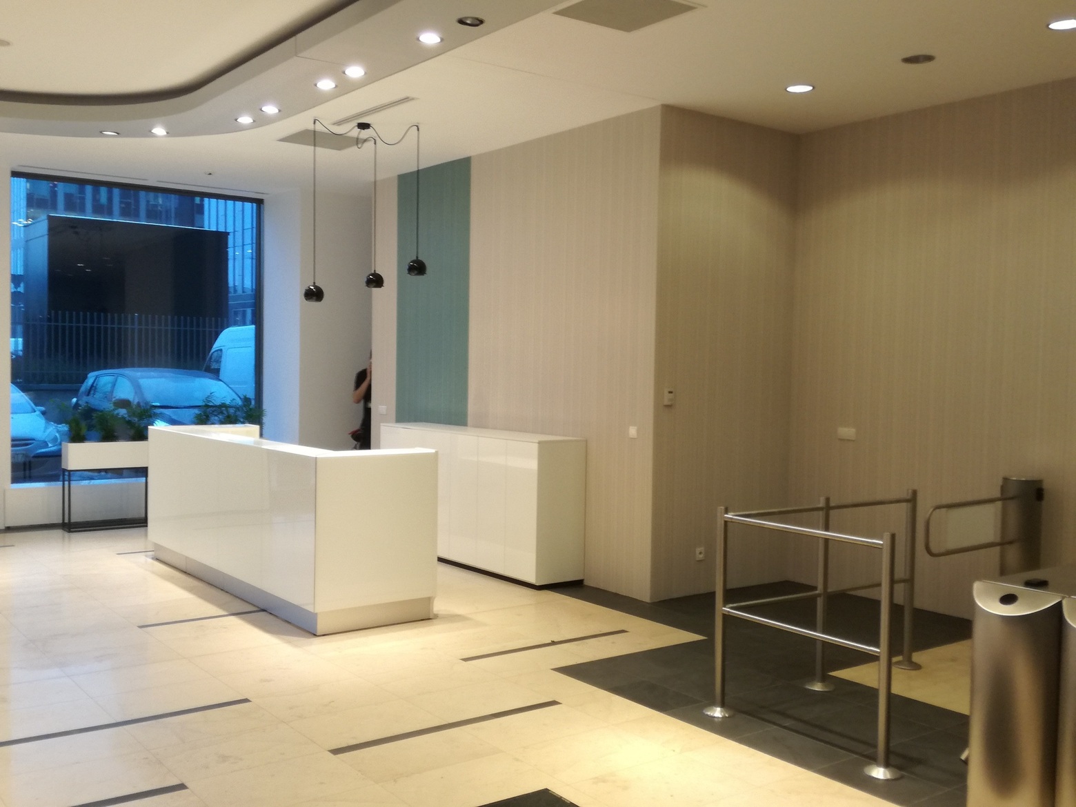 modernizacja biura Warszawa lobby fit-out recepcji biurowej Warszawa Mokotów nowoczesna lada recepcyjna LED Warszawa
